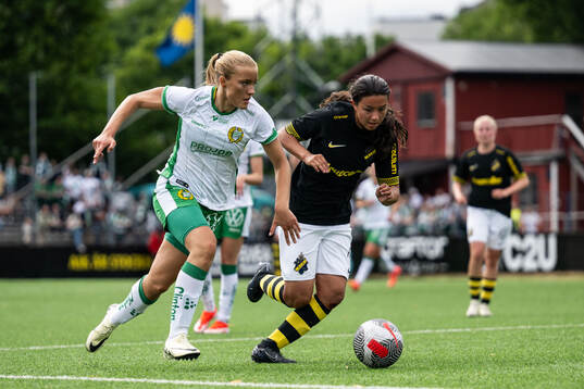 Hammarbys Smilla Holmberg och AIKs Annika Svensson