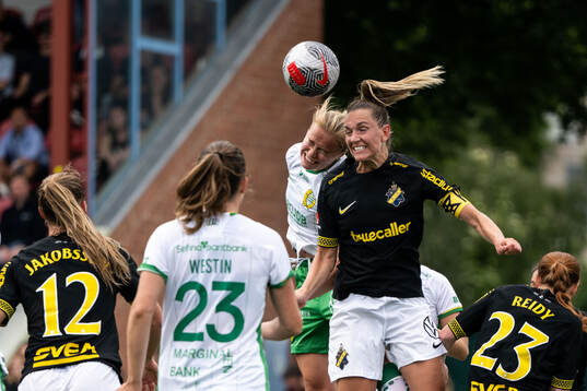 Hammarbys Julie Blakstad och AIKs Jennie Nordin
