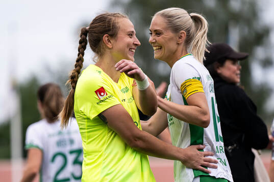 Hammarbys målvakt Anna Tamminen och Alice Carlsson jublar