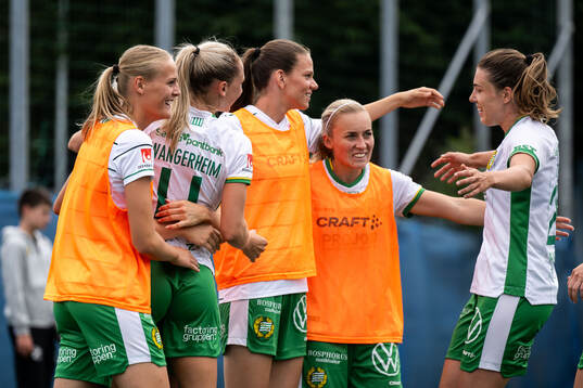 Hammarbys Ellen Wangerheim jublar med Lykke Ihrfelt, Bella