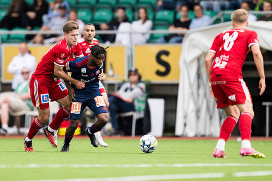Skövde AIKs Žiga Ovsenek och Sandvikens IFs John Junior