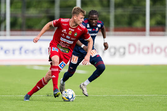 Skövde AIKs Filip Schyberg och Sandvikens IFs Calvin Kabuye