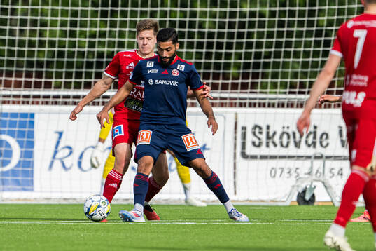 Skövde AIKs Žiga Ovsenek och Sandvikens IFs Amin Al-Hamawi