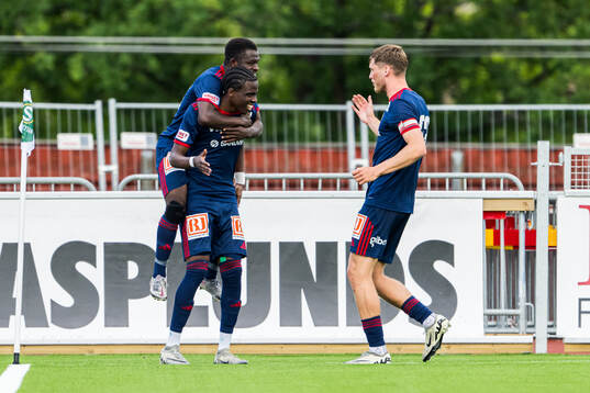 Sandvikens IFs Calvin Kabuye jublar med Mohammed Sadat