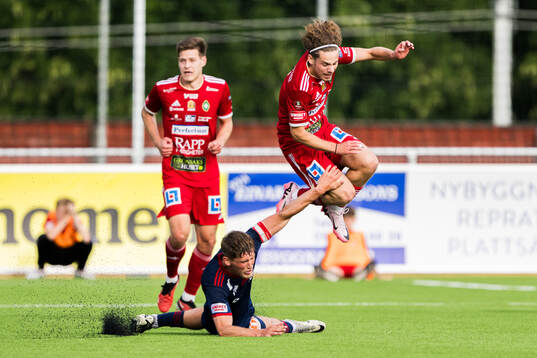 Sandvikens IFs Emil Engqvist och Skövde AIKs Adrian