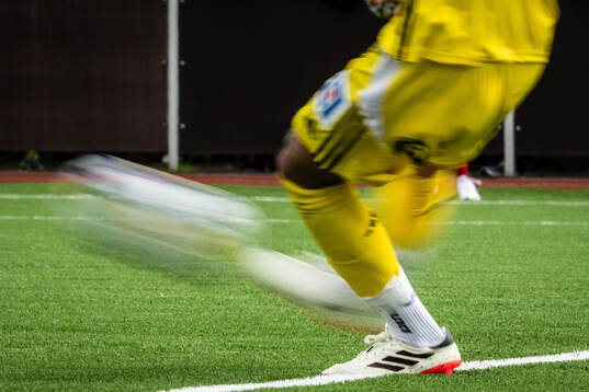 Sandvikens IFs Amin Al-Hamawi skjuter utspark