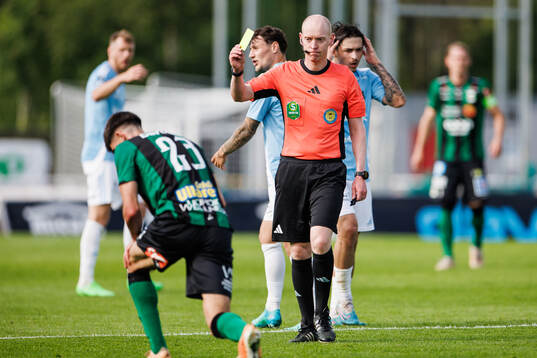 Domare Per Melin ger gult kort till Varbergs Marc Ante