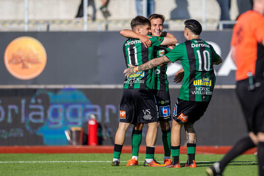 Varbergs Isak Bjerkebo jublar med Anton Kurochkin och Diego