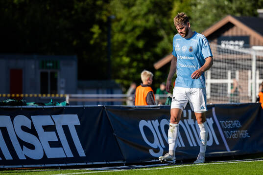 Gefles Niclas Håkansson lämnar planen