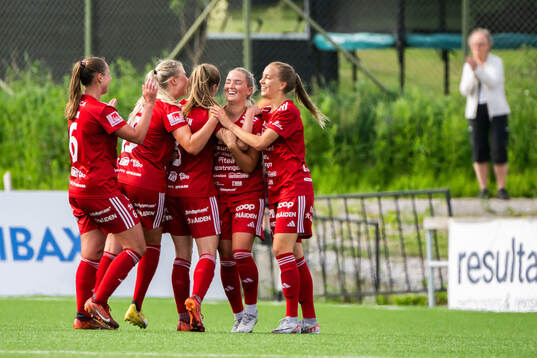 Piteås Ásla Johannesen jublar med lagkamrater