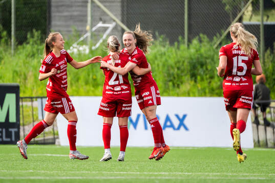 Piteås Ronja Aronsson och Ásla Johannesen jublar