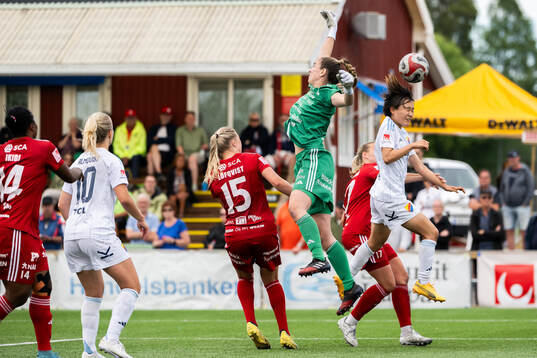 Piteås målvakt Moa Öhman och Djurgårdens Shinomi Koyama