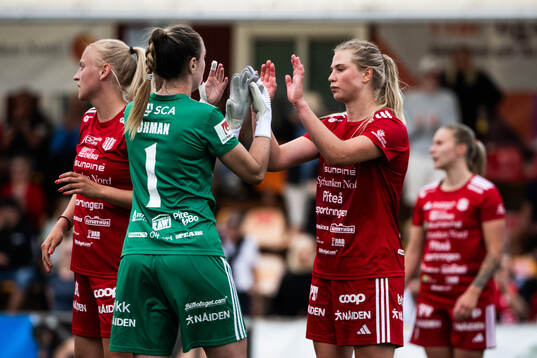 Piteås målvakt Moa Öhman och Ellen Löfqvist jublar