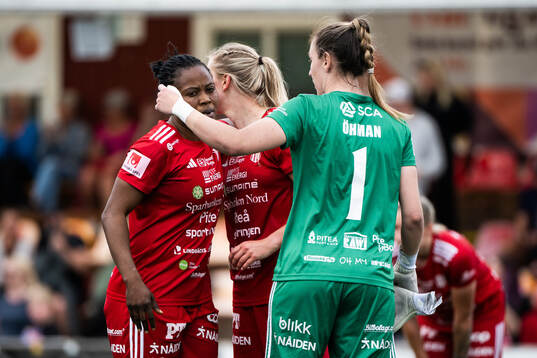 Piteås Faith Ikidi Michael och målvakt Moa Öhman jublar