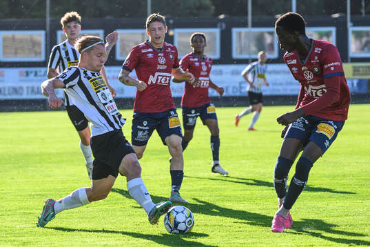 Landskronas Vincent Sundberg och Örgrytes Abdoulaye Faye