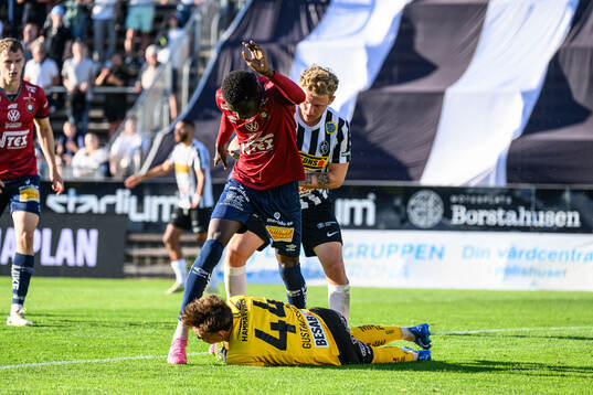 Örgrytes målvakt Hampus Gustafsson och Abdoulaye Faye och