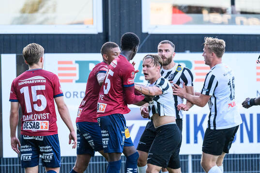 Örgrytes Mikael Dyrestam och Abdoulaye Faye och
