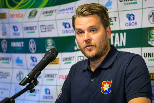 Örgrytes tränare Andreas Holmberg vid en presskonferens