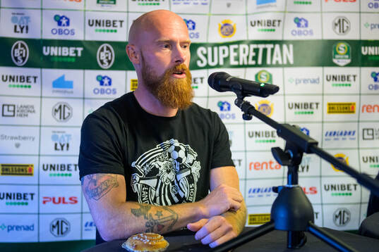 Landskronas tränare Max Mölder vid en presskonferens