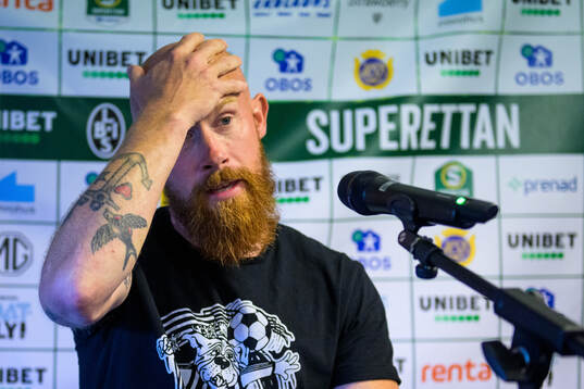 Landskronas tränare Max Mölder vid en presskonferens