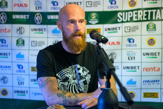 Landskronas tränare Max Mölder vid en presskonferens