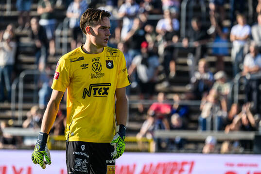 Örgrytes målvakt Hampus Gustafsson deppar