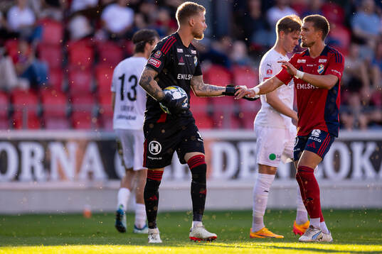 Östers målvakt Robin Wallinder och Östers Ivan Kricak