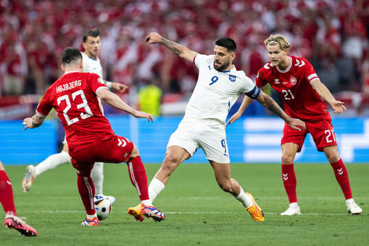 Pierre-Emil Højberg and Morten Hjulmand of Denmark against