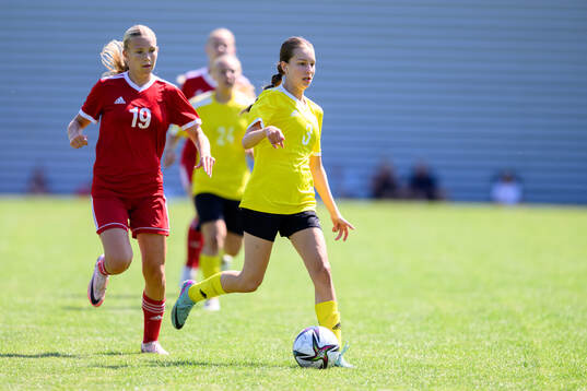 Isabella Zinn, BK Häcken FF och Meja Arvidsson, Vara SK