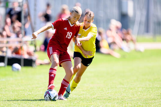 Isabella Zinn, BK Häcken FF och Meja Arvidsson, Vara SK