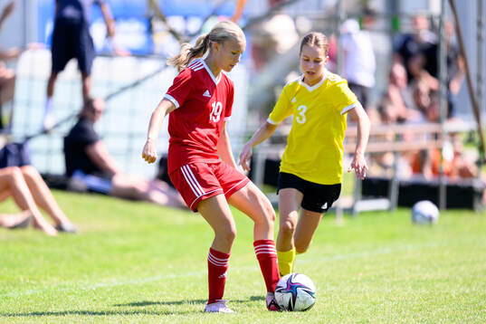 Isabella Zinn, BK Häcken FF och Meja Arvidsson, Vara SK