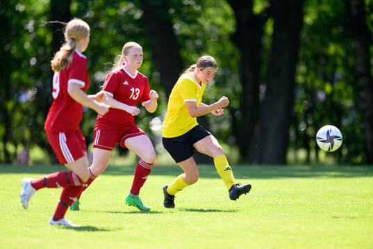 Alva Hollén, IK Uppsala Fotboll och Nova Axelsson, IFK
