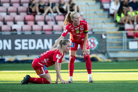 KIF Örebros Beatrice Gärds har ont bredvid Minea Lassas
