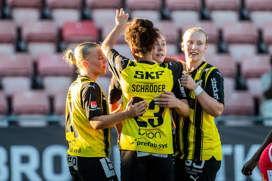 Häckens Felicia Schröder jublar med Matilda Nildén,