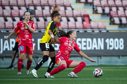 Häckens Felicia Schröder och KIF Örebros Áslaug Dora