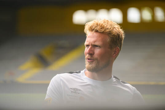 Elfsborgs manager Oscar Hiljemark blir intervjuad