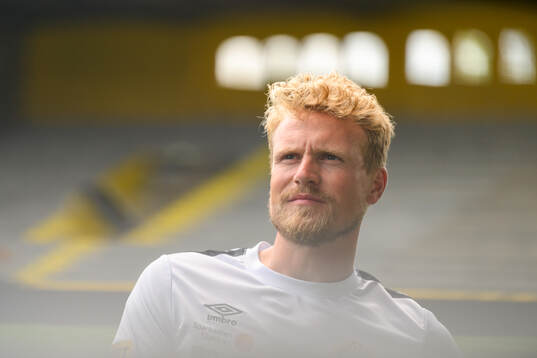 Elfsborgs manager Oscar Hiljemark blir intervjuad