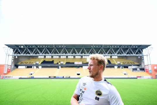 Elfsborgs manager Oscar Hiljemark blir intervjuad