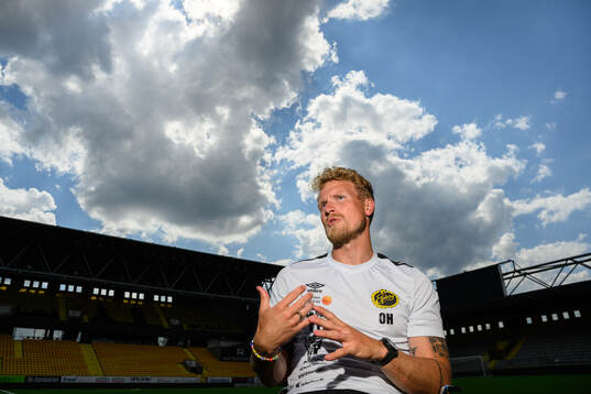 Elfsborgs manager Oscar Hiljemark blir intervjuad