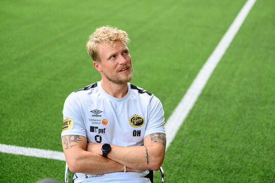 Elfsborgs manager Oscar Hiljemark blir intervjuad