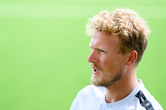 Elfsborgs manager Oscar Hiljemark blir intervjuad