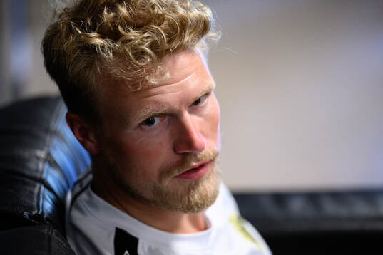 Elfsborgs manager Oscar Hiljemark blir intervjuad