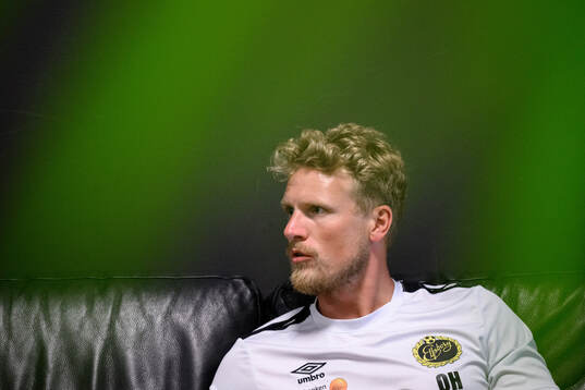 Elfsborgs manager Oscar Hiljemark blir intervjuad