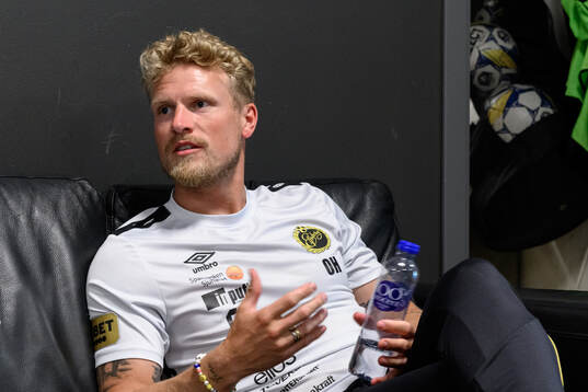Elfsborgs manager Oscar Hiljemark blir intervjuad
