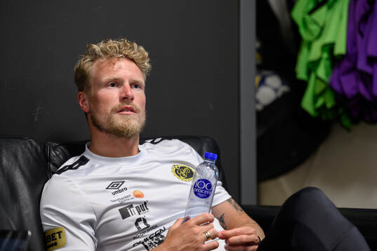 Elfsborgs manager Oscar Hiljemark blir intervjuad
