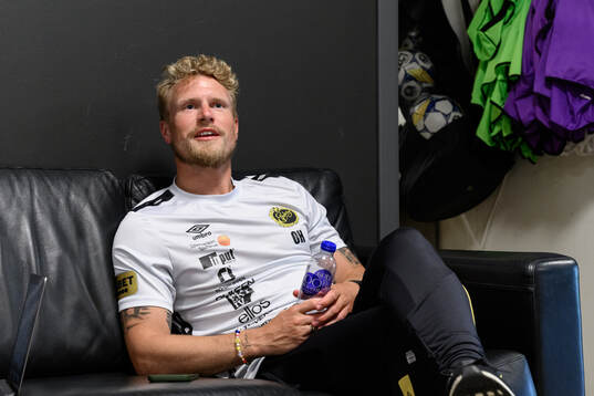 Elfsborgs manager Oscar Hiljemark blir intervjuad