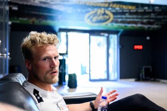 Elfsborgs manager Oscar Hiljemark blir intervjuad
