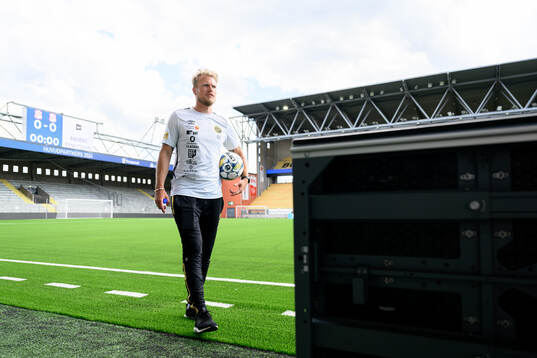 Elfsborgs manager Oscar Hiljemark blir intervjuad