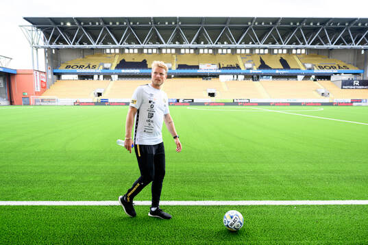 Elfsborgs manager Oscar Hiljemark blir intervjuad