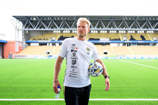 Elfsborgs manager Oscar Hiljemark blir intervjuad
